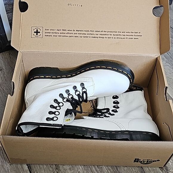 White Size 8 Doc Martens Dr.Martens with Bouncing Soles Leather New - Picture 9 of 9